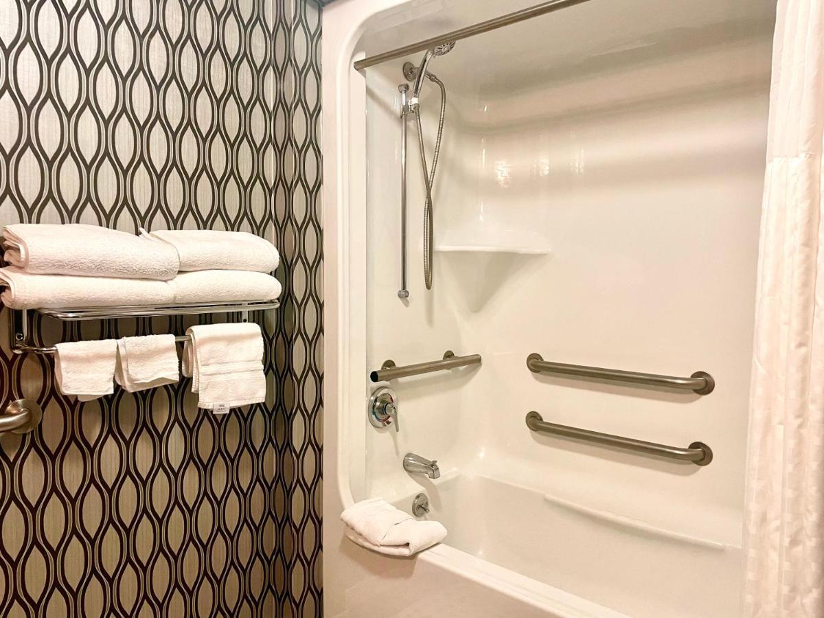 Park Manor Hotel Clifton Park Exteriér fotografie A shower with grab bars