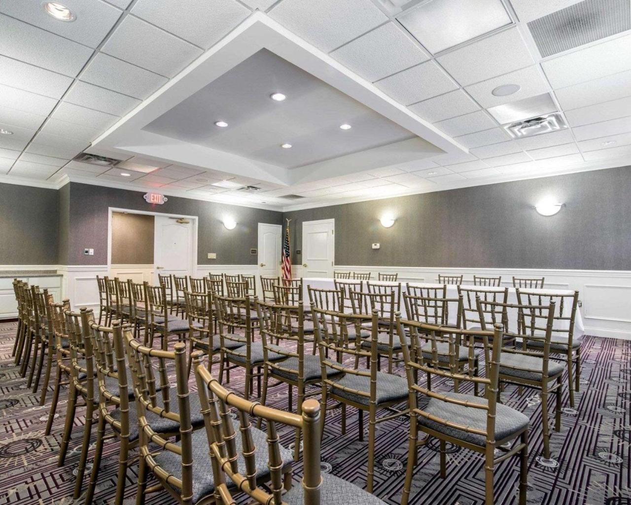 Park Manor Hotel Clifton Park Exteriér fotografie The ballroom at the 2016 National Society Daughters of the American Colonists Conference