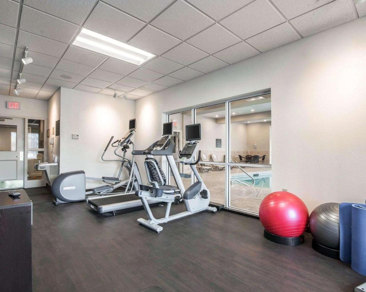 Park Manor Hotel Clifton Park Exteriér fotografie The fitness center at the 100 North Main Street location