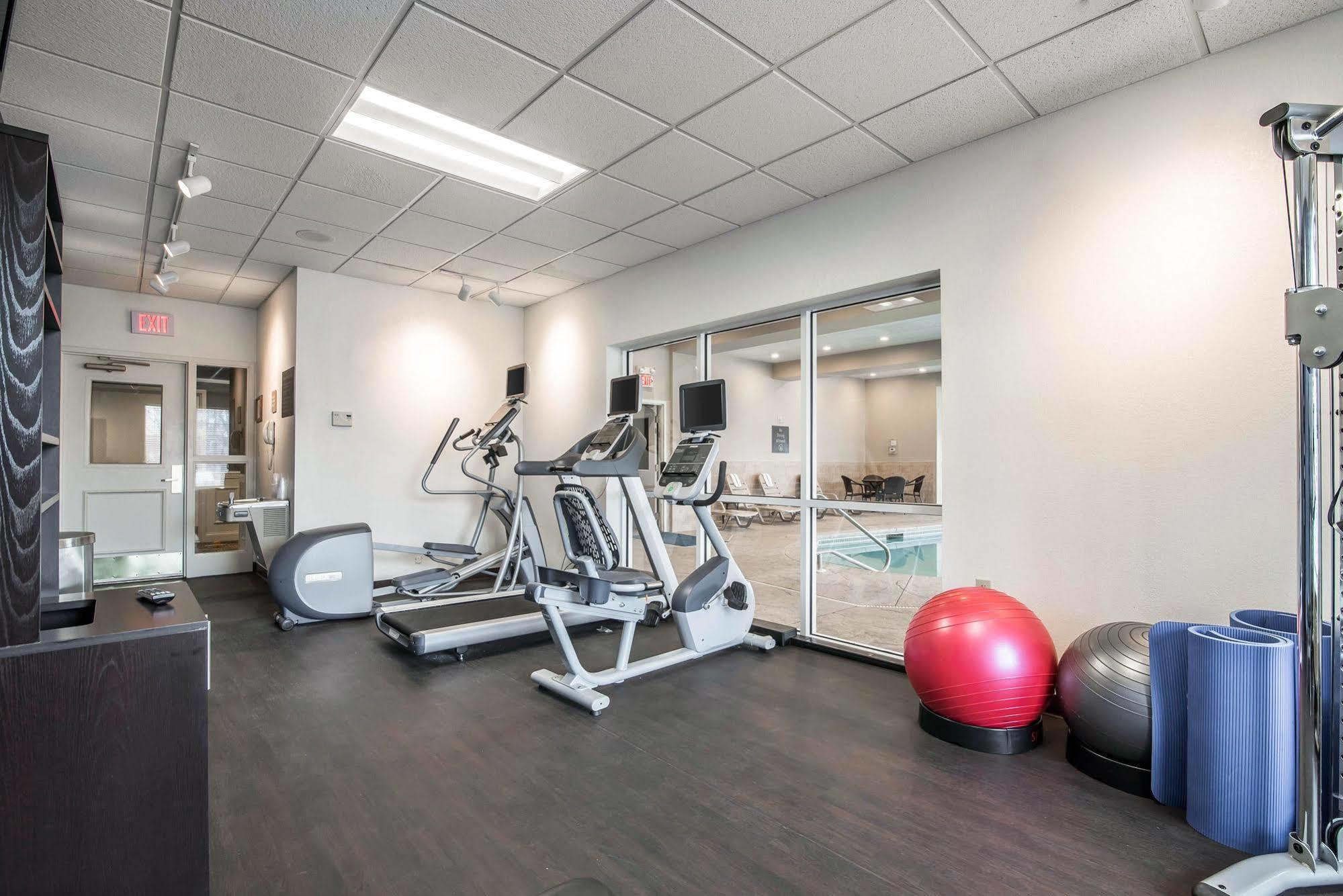 Park Manor Hotel Clifton Park Exteriér fotografie The fitness center at the 100 North Main Street location