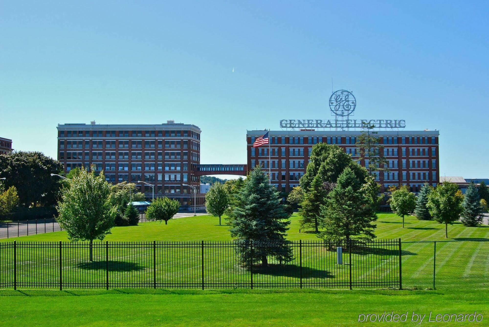 Park Manor Hotel Clifton Park Exteriér fotografie The General Motors Technical Center in Warren, Michigan